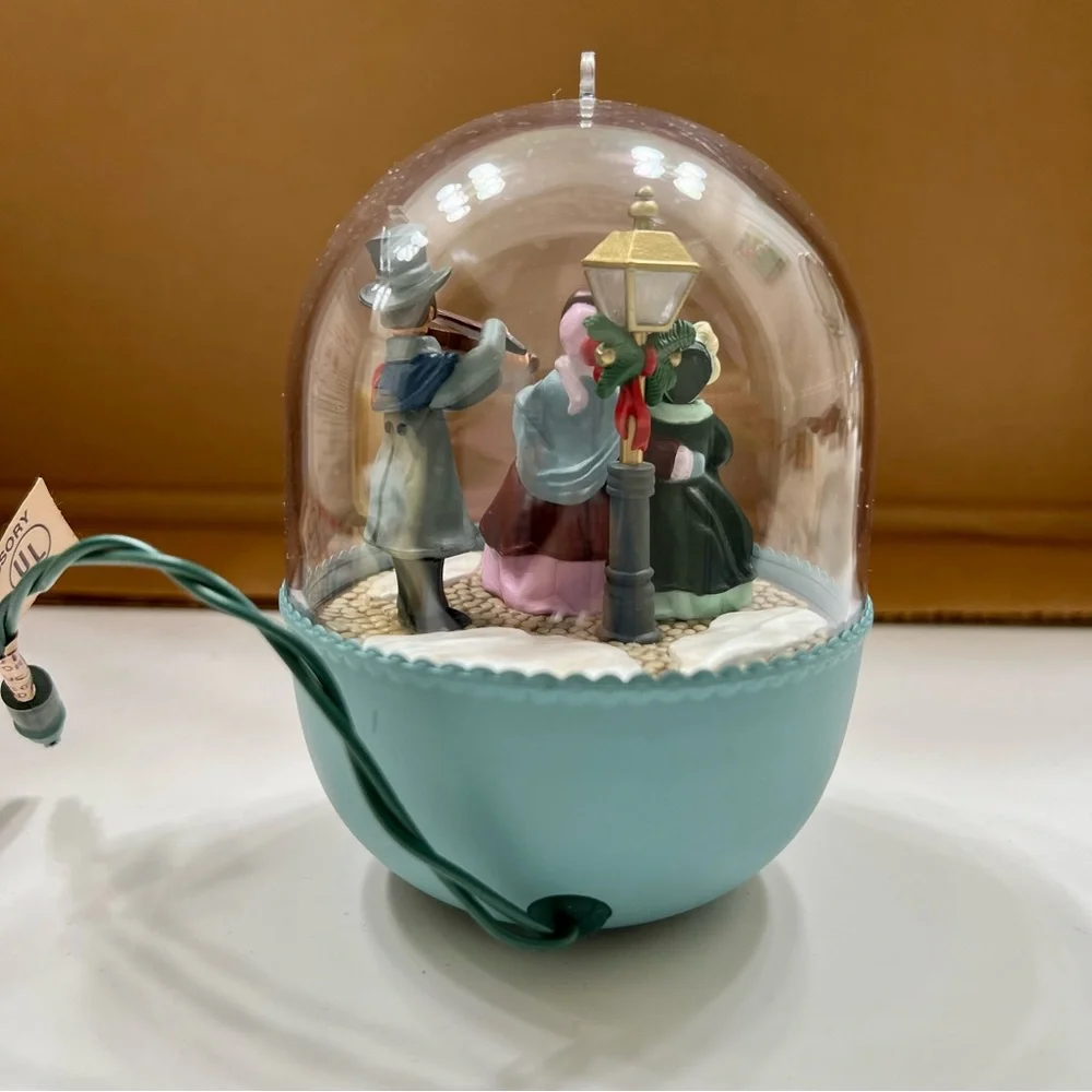 1989 Hallmark Keepsake Magic Joyous‎ Carolers Light Motion Music Ornament